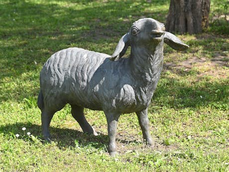 Grosse Figur eines Schafes